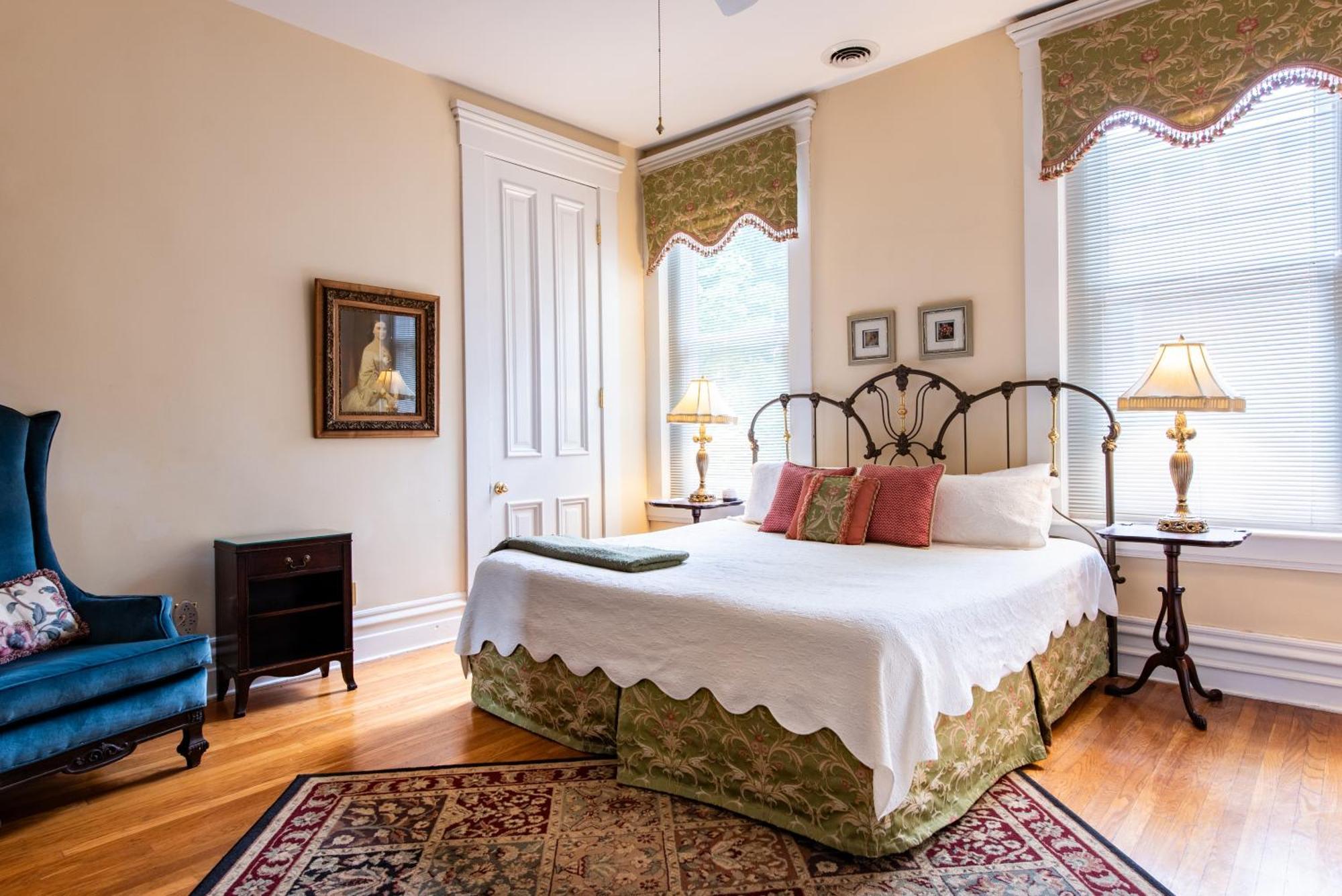 Dupont Mansion Bed & Breakfast Louisville Room photo
