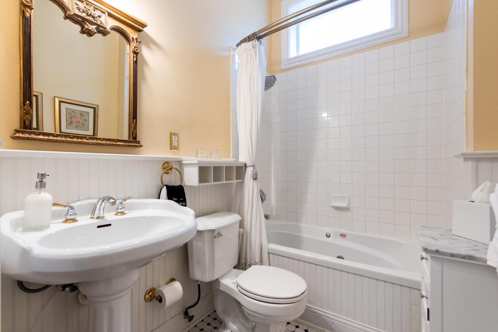 Dupont Mansion Bed & Breakfast Louisville Room photo