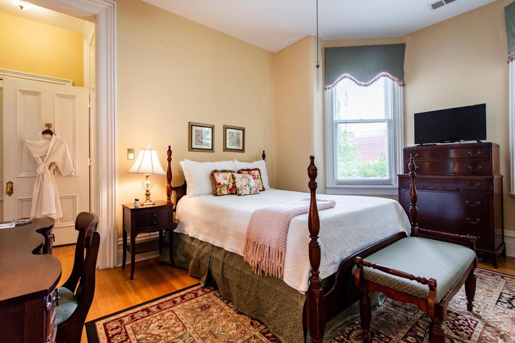Dupont Mansion Bed & Breakfast Louisville Room photo