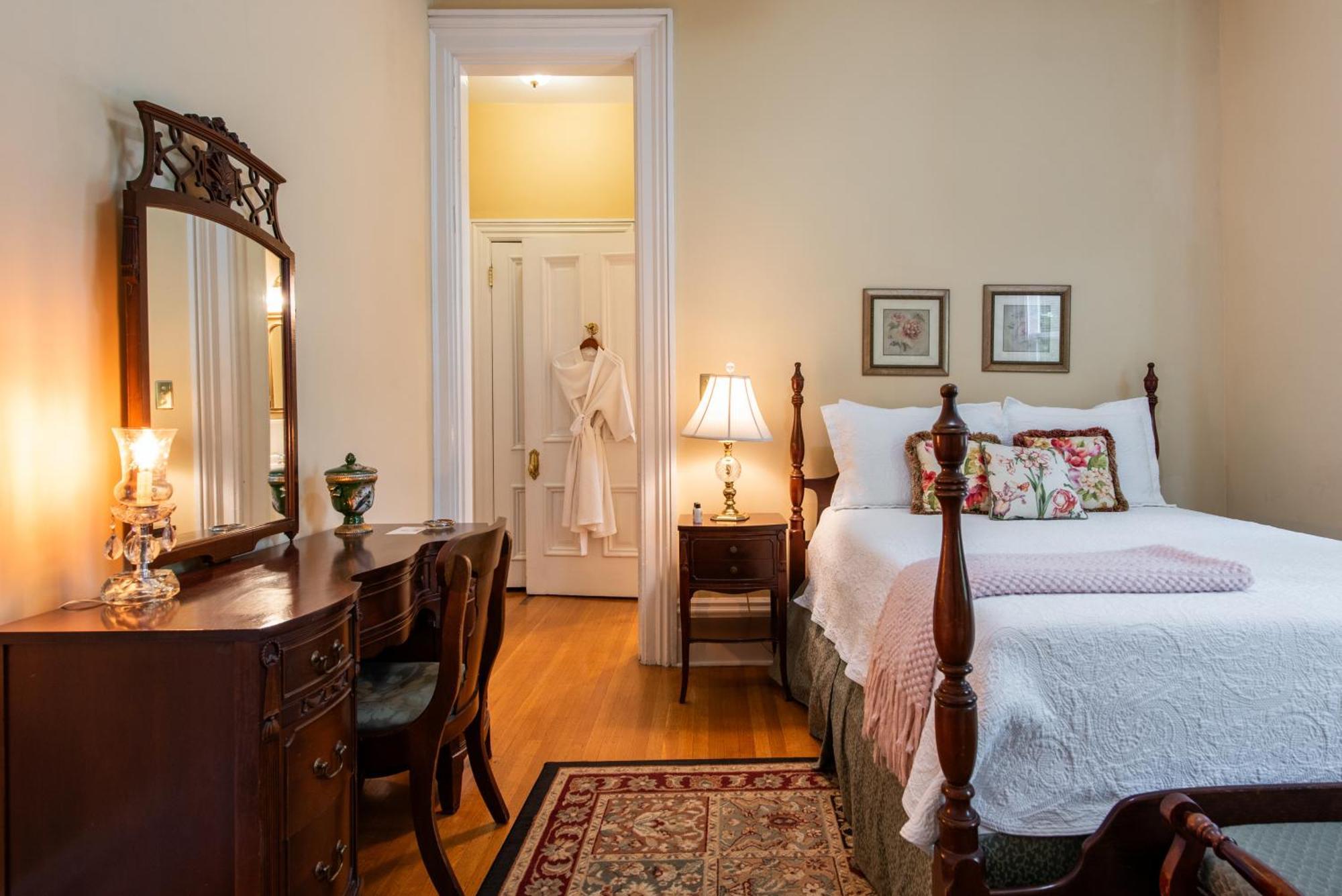 Dupont Mansion Bed & Breakfast Louisville Room photo